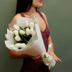 Букет из 15 белых тюльпанов в белом оформлении