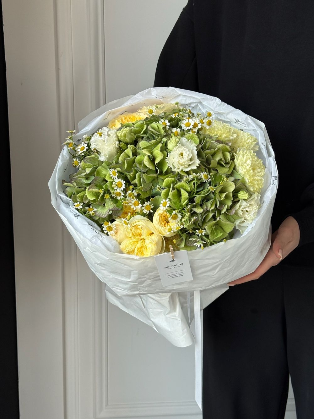 Букет из кустовых пионовивидных роз, гортензии, лизиантуса и ромашки