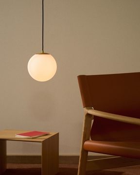 Подвесной светильник Brisia из металла в латунной отделке со стеклянным плафоном Ø15 см