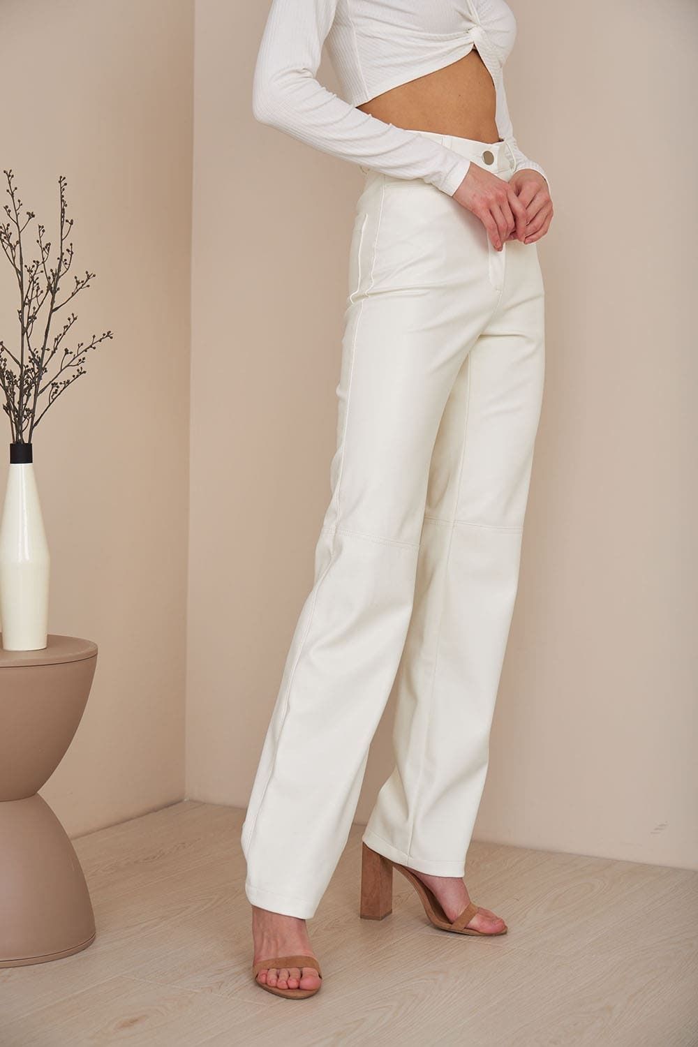 Брюки из экокожи цвета экрю