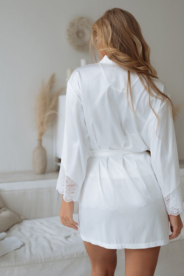 Халат с кружевными вставками бело-молочного цвета