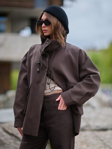 Шоколадный костюм из объемной куртки и брюк