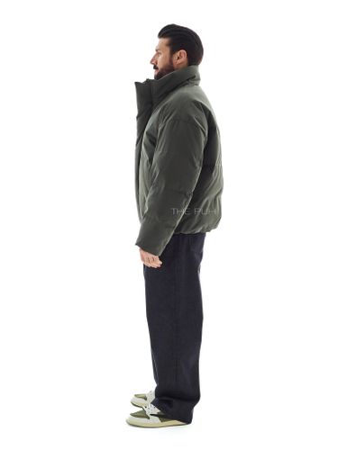 Короткий пуховик цвета хаки