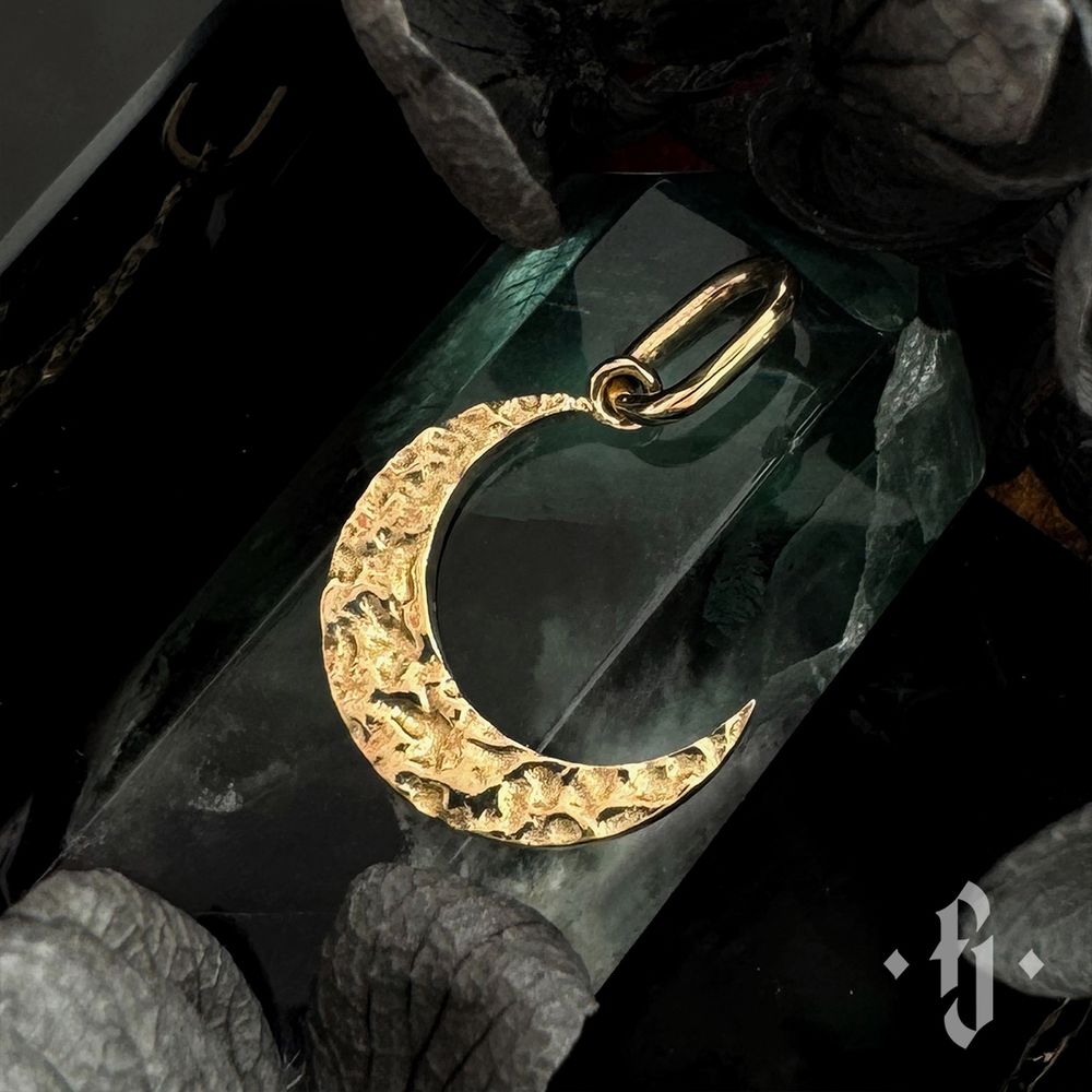 Подвеска &quot;Hammered Moon&quot; - Желтое золото