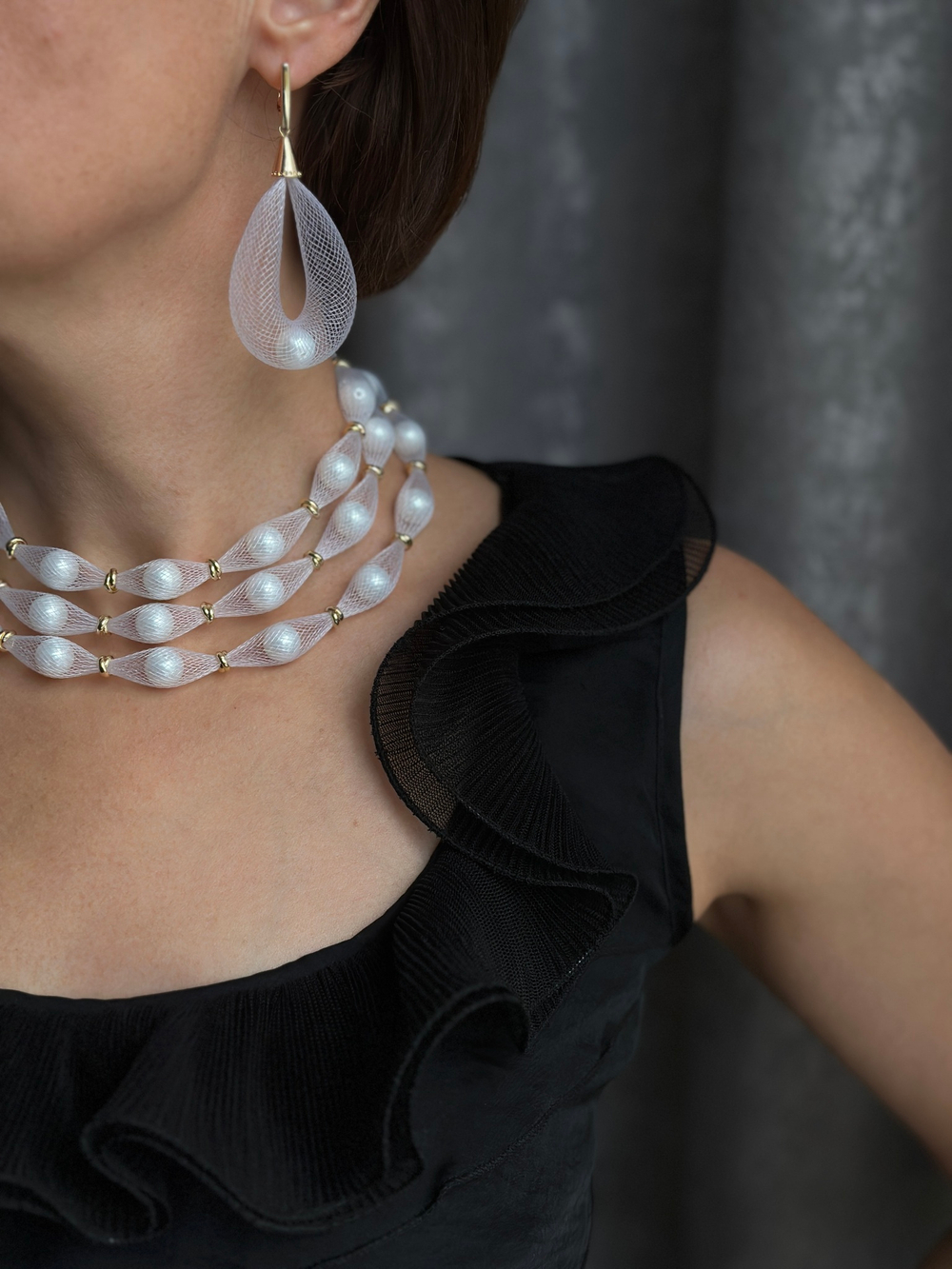 Колье длинная нить из белой ювелирной сетки с жемчугом Майорка, оттенок золото
