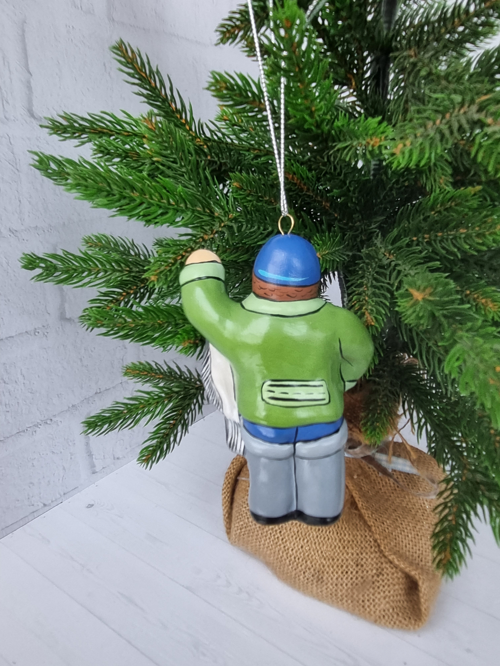 Елочная игрушка из фарфора Рыбак