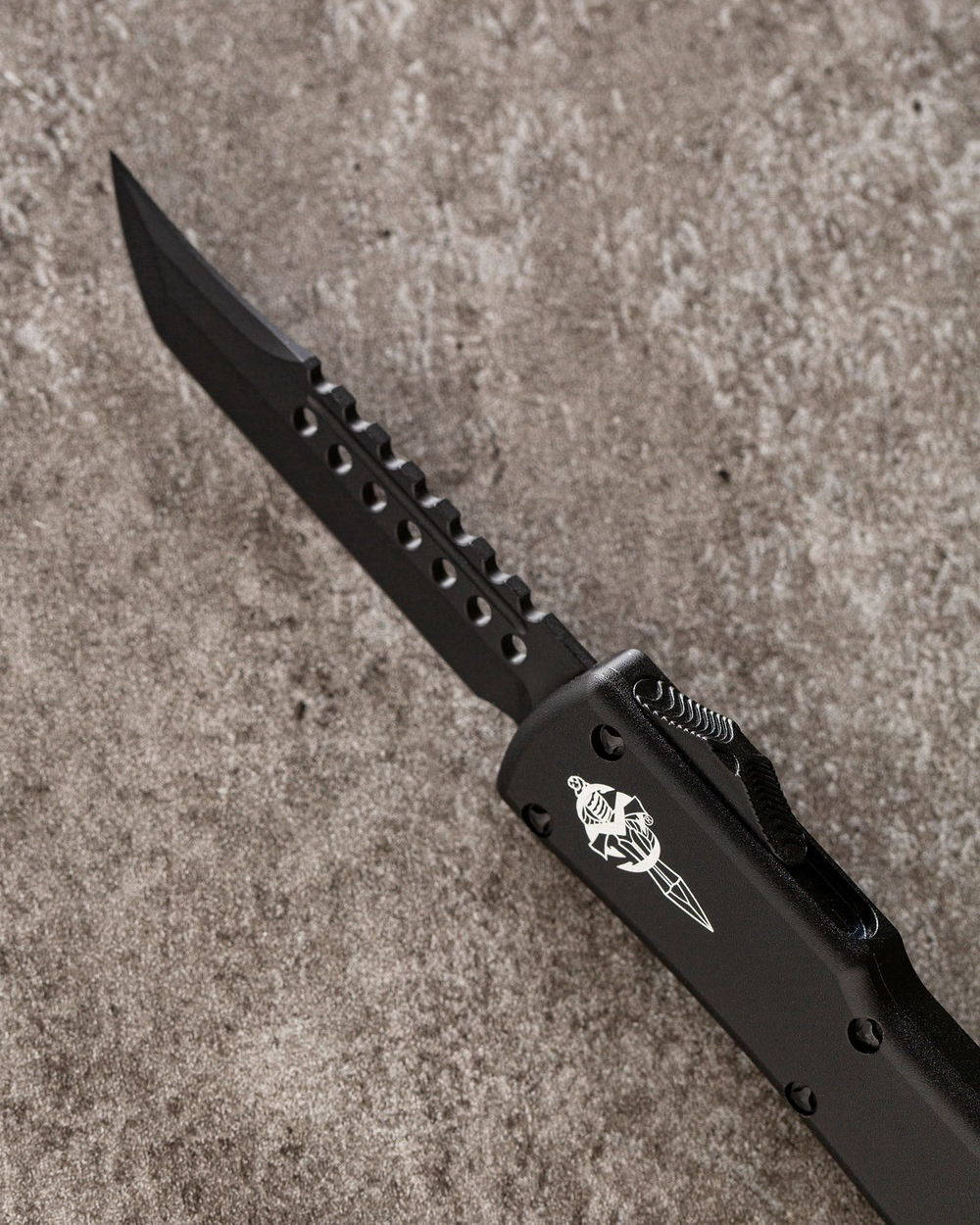 Автоматический складной нож Microtech UTX-70 Hellhound DLC Blade Signature Series 419-1DLCTS (черный-черный) фронталка/выкидуха