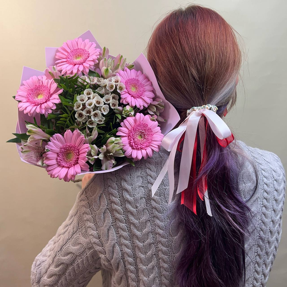 Букет из розовых гербер, хамелациума и альстромерий