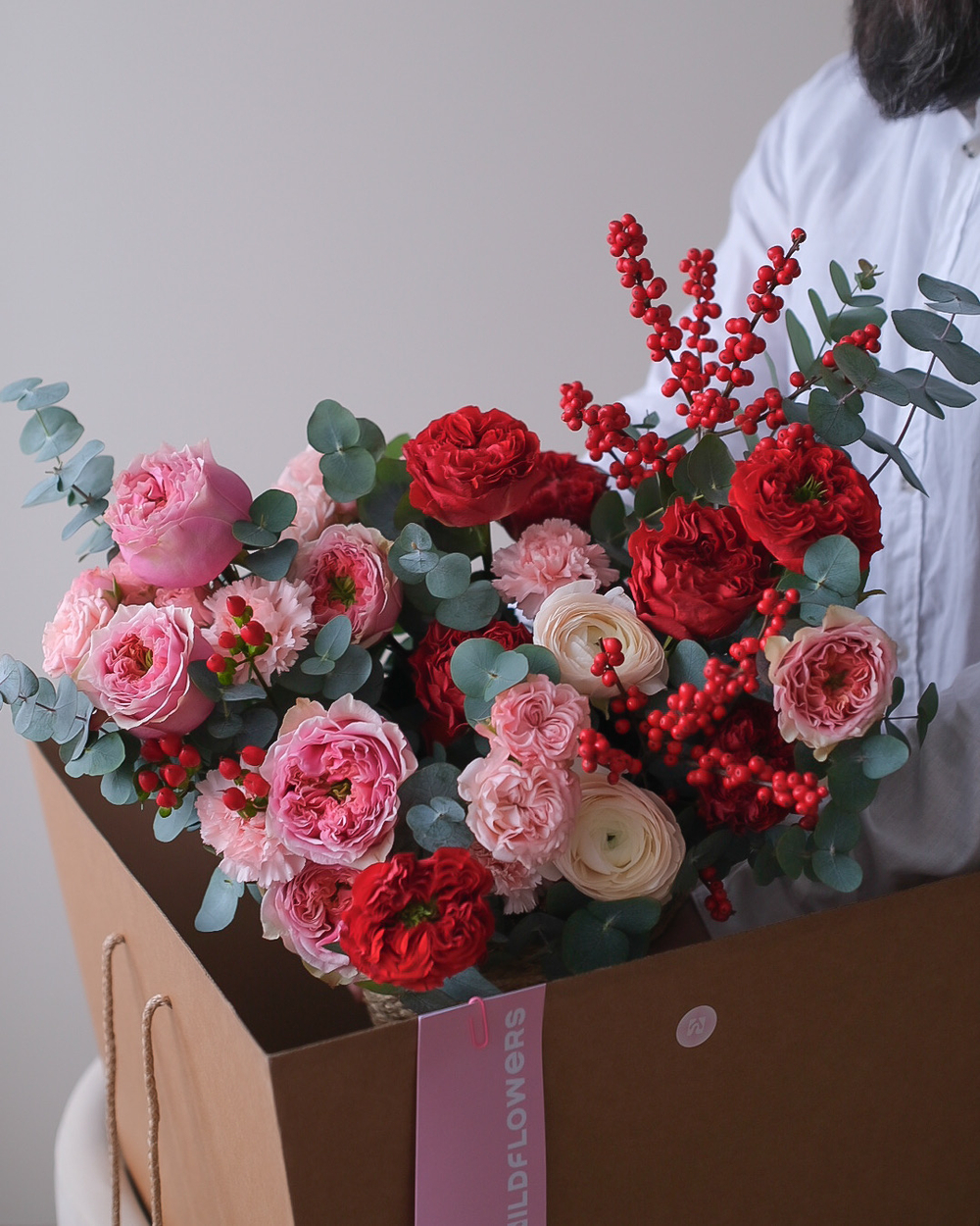 Корзина с ранункулюсами, пионовидными розами Ред и Пинк Монстр и иллексом