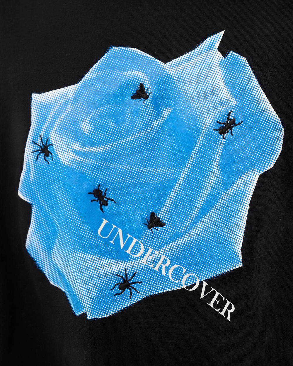 UNDERCOVER СВИТШОТ ЧЕРНЫЙ С ПРИНТОМ ГОЛУБОЙ РОЗЫ
