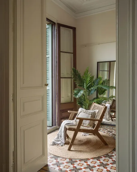 Плетеное кресло Geralda из массива акации, темное