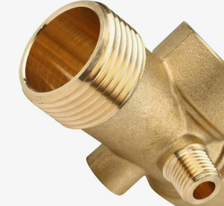 Штуцер латунный пятиходовой (пятивыводной 80 мм ,1" вн. - вн. - нар., 1/4" - вн. - нар.)