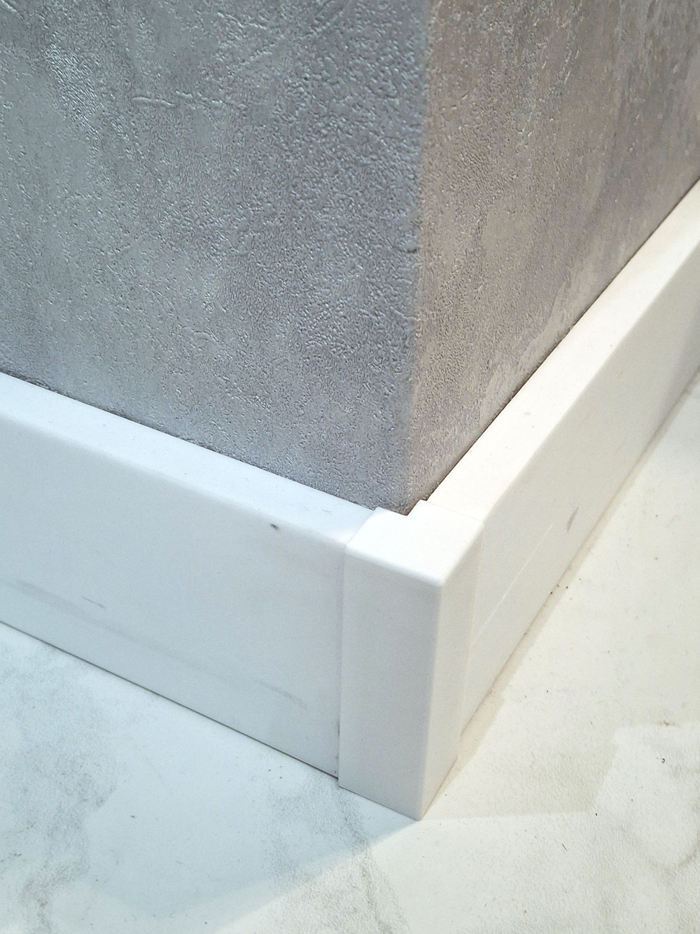 Угол наружный для плинтуса 58*16 мм (цвет: серый бетон) - 2 шт.