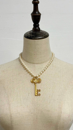 Кулон Ключ на «жемчужных» бусах Anne Klein