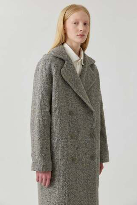 Длинное двубортное пальто в серую елочку