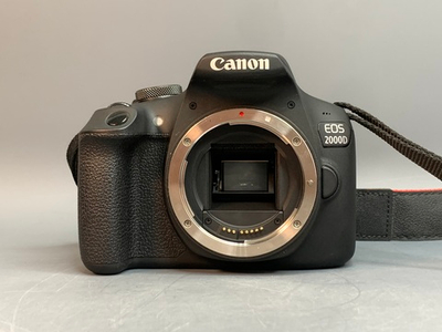 Canon 2000D Kit 18-55mm 3.5-5.6 III 2.518 кадров, царапина