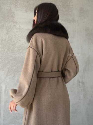 Коричневое двустороннее пальто на поясе с меховым воротником