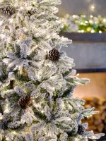 Заснеженная елка с гирляндой встроенной «Saint Paul» (Литая+пвх) от 1,8 м до 3 м