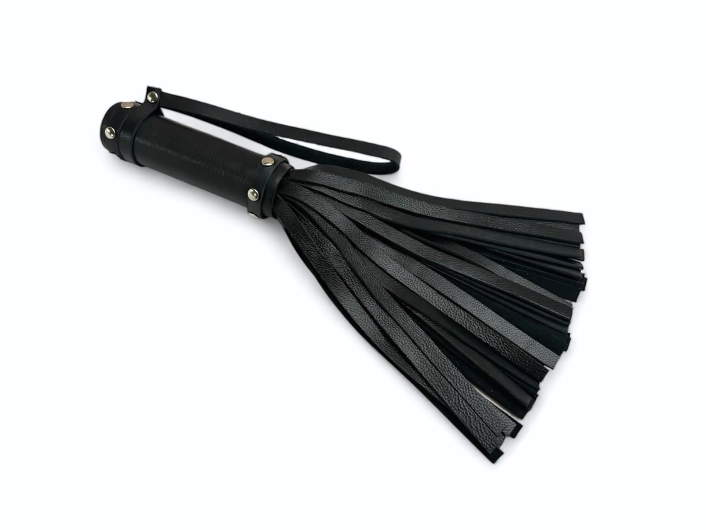 Черная генитальная мини-плеть Queen Arsenal - 26 см. (Цвет: черный)