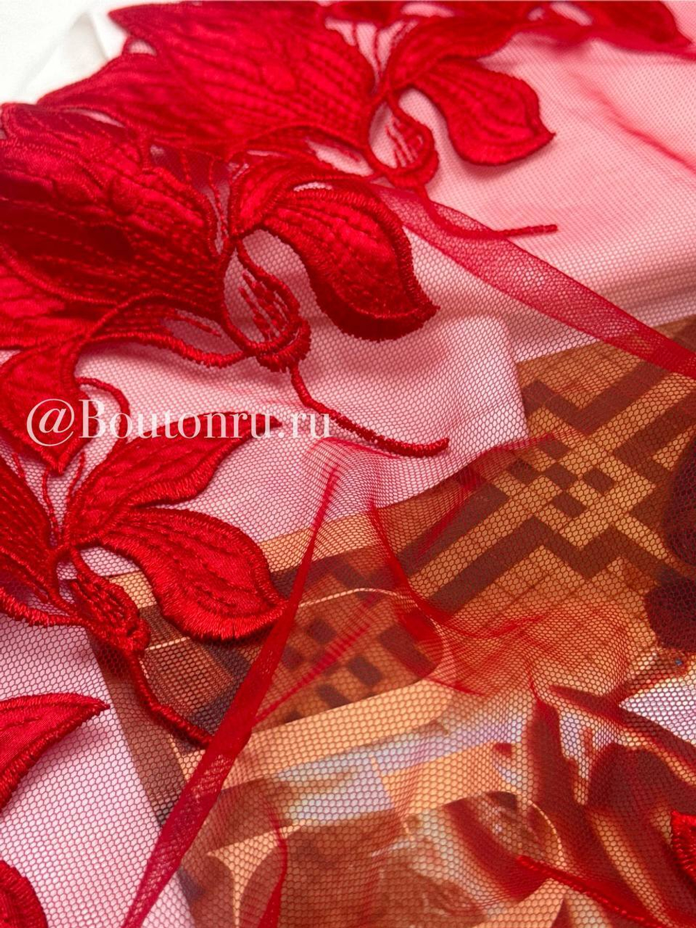 Кружево красное с вышитыми цветами "Лилии" 260 мм