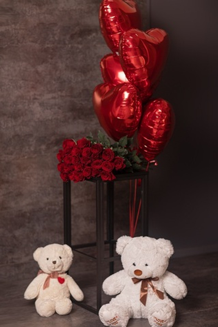 СЕТ 6 «Красные розы премиум сорта, охапка шаров и 2 очаровательных мягких медведя»