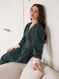 Платье с вырезом-сердечко