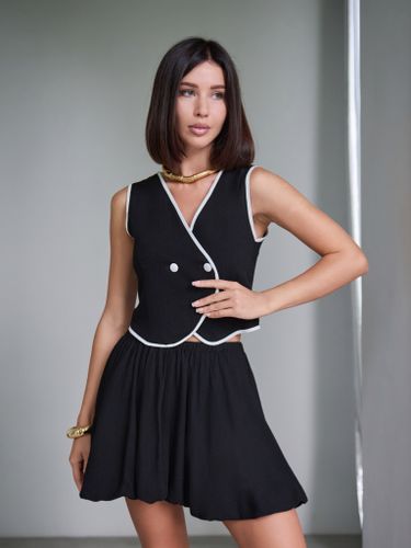 Черный костюм из жилета и юбки