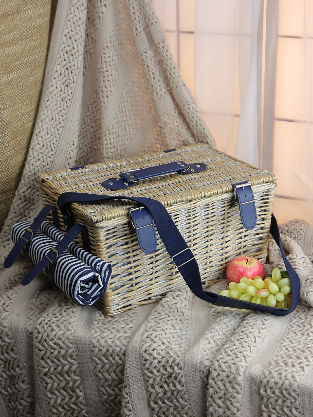 HOLYDAY BASKET Набор для пикника с термосумкой и пледом на 4 персоны