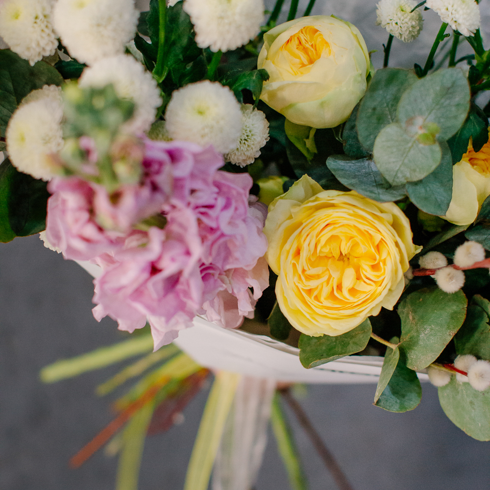 170. Нежный весенний букет с маттиолой и вербой