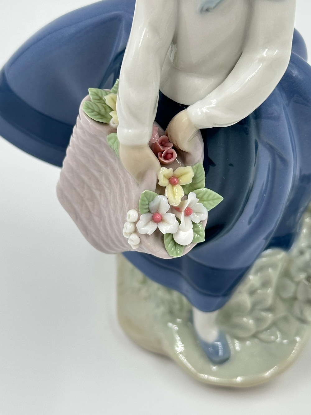 Фигурка Девочка с корзиной цветов Lladro 1983 год