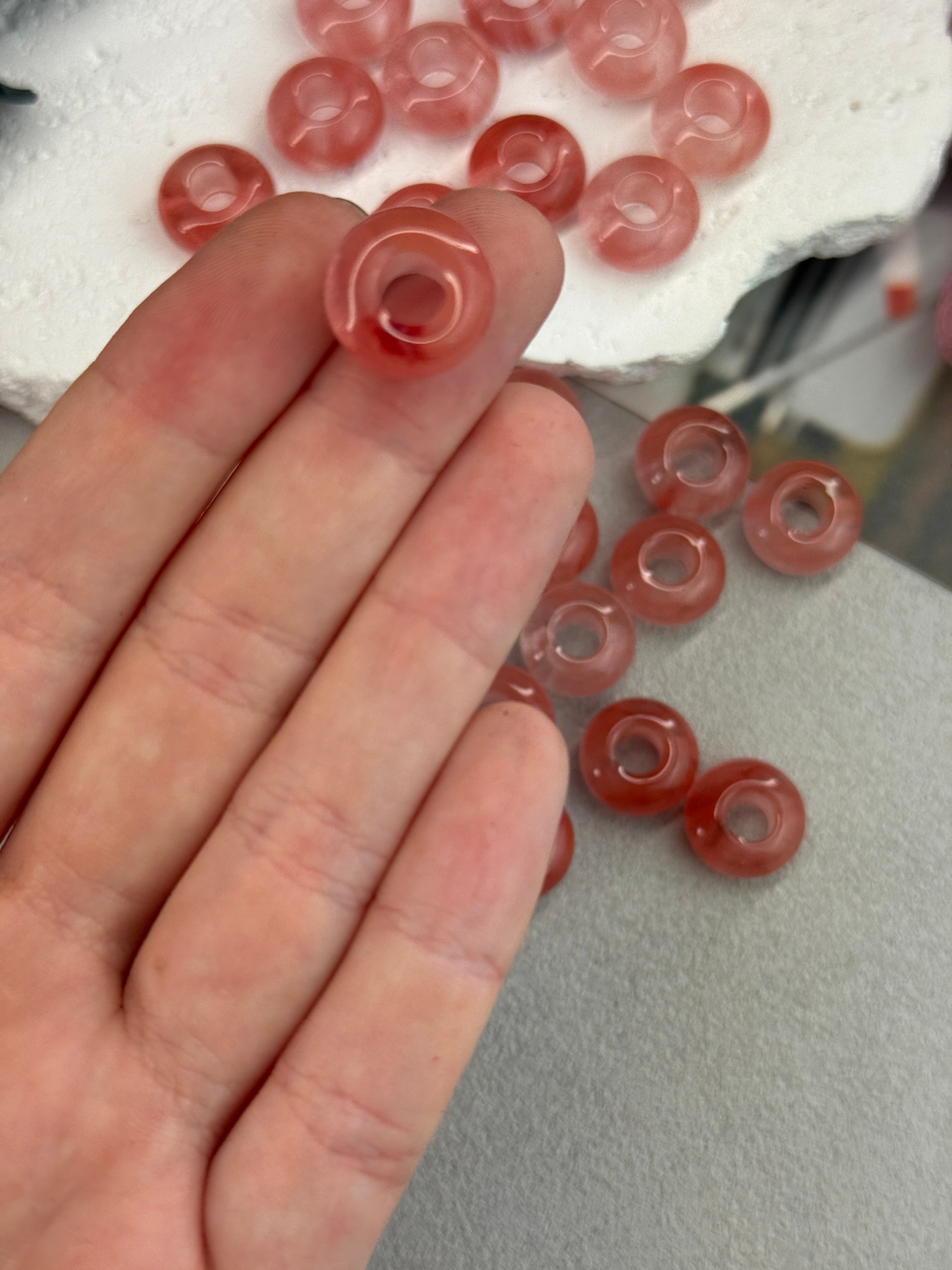 Подвеска бублик из клубничного кварца 14*8 мм, 2 штуки