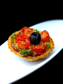 Киш с карамелизированным красным луком, чесноком, черри и оливкой