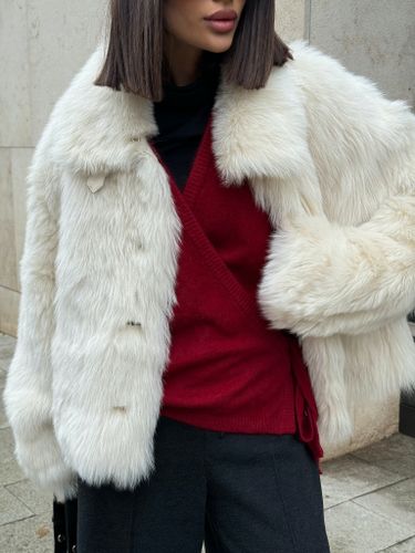 Укороченная белая шуба из овчины
