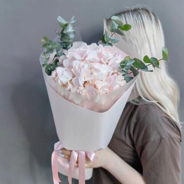 Букет с розовой гортензией и эвкалиптом