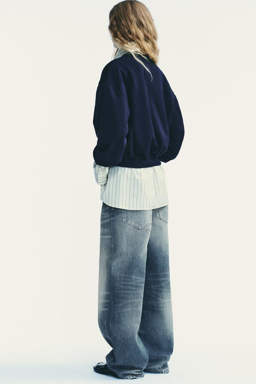 ZARA БАЗОВАЯ ТОЛСТОВКА ИЗ МЯГКОЙ ТКАНИ, МОРСКОЙ СИНИЙ