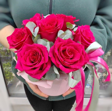 Шляпная коробка с 7 розами сорта "PINK FLOYD"