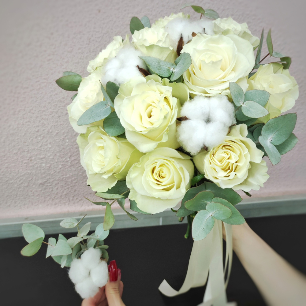 Букет невесты и бутоньерка с хлопком