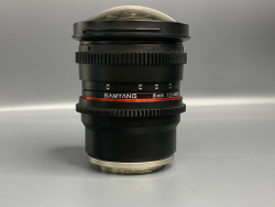 Samyang 8mm 3.8 CS II Sony E передней линзе имеется значительное количество царапин.