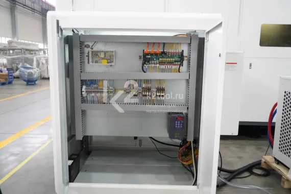 Лазерный станок HGTECH SMART4015PRO с защитной кабиной и сменным столом для резки листов металла