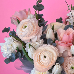 Цветочная композиция с тюльпанами и ранункулюсами