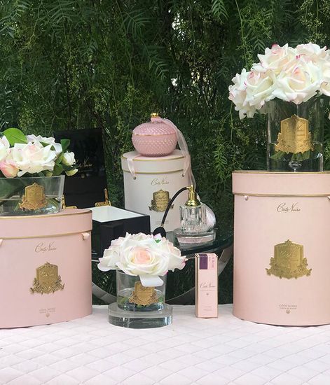 Светло-розовый букет роз в прозрачной овальной вазе и розовой коробке с золотом, Cote Noire