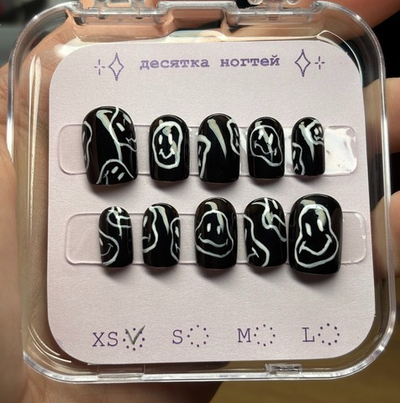 Белые смайлики на чёрном