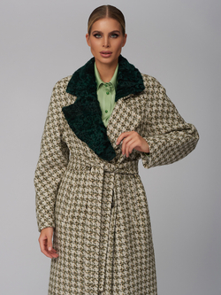 Женское двубортное пальто с меховым воротником