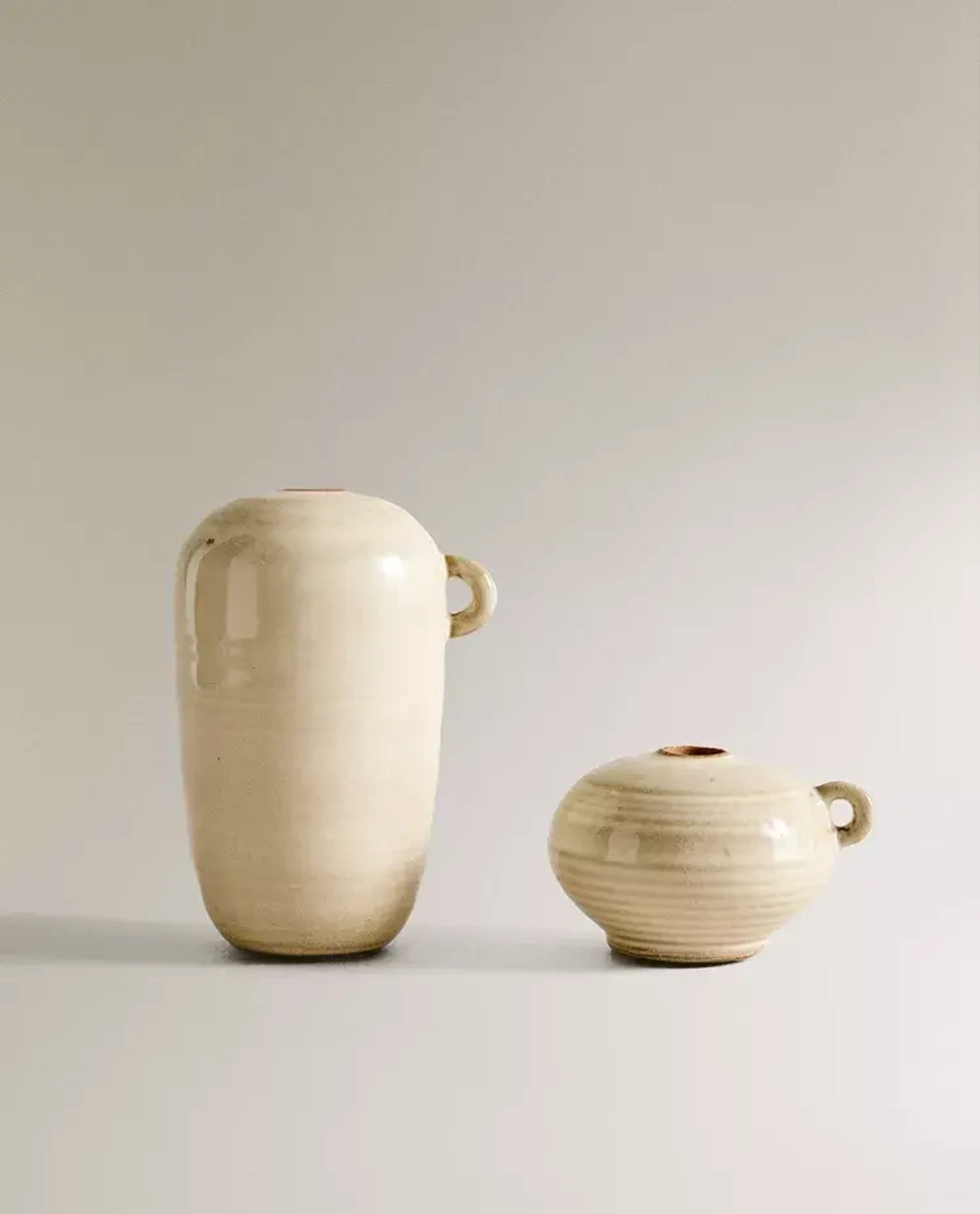 ZARA HOME КЕРАМИЧЕСКАЯ ВАЗА С РУЧКОЙ, ЭКРЮ