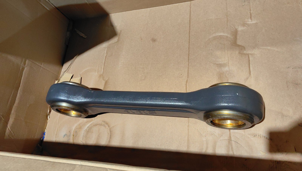 Тяга 11108494 VOLVO L220 центральная передней стрелы