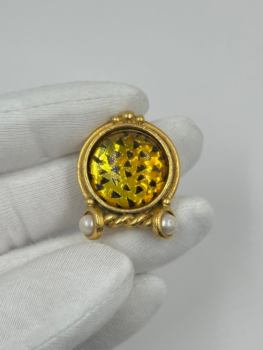 Накладка на пуговицу с жёлтой вставкой