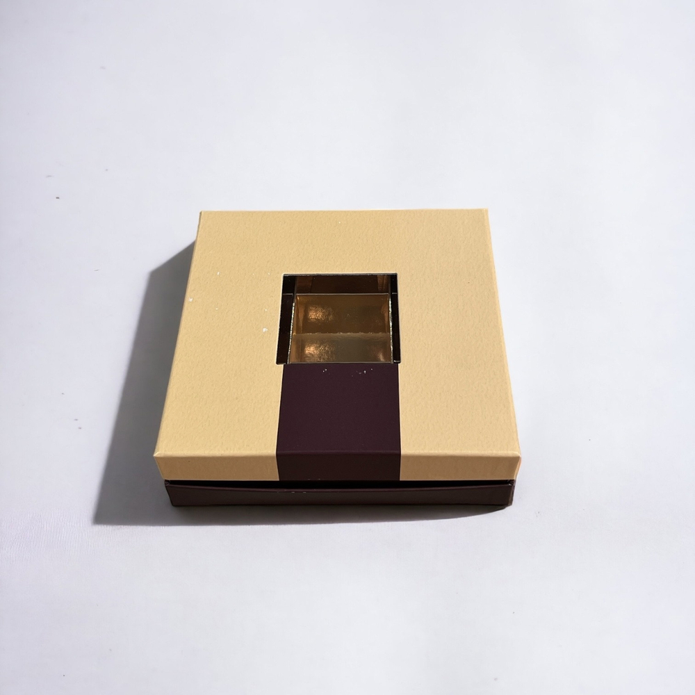 Коробка для конфет ПРЕМИУМ с маленьким окном 160*160*45 (9) (шоколадно-бежевая/золото)