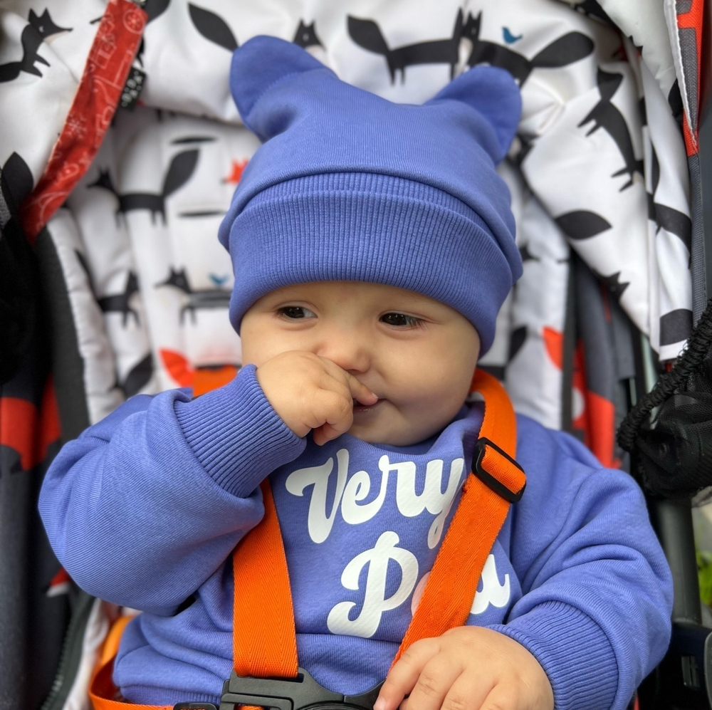 Свитшот Very Peri чёрного цвета с текстом