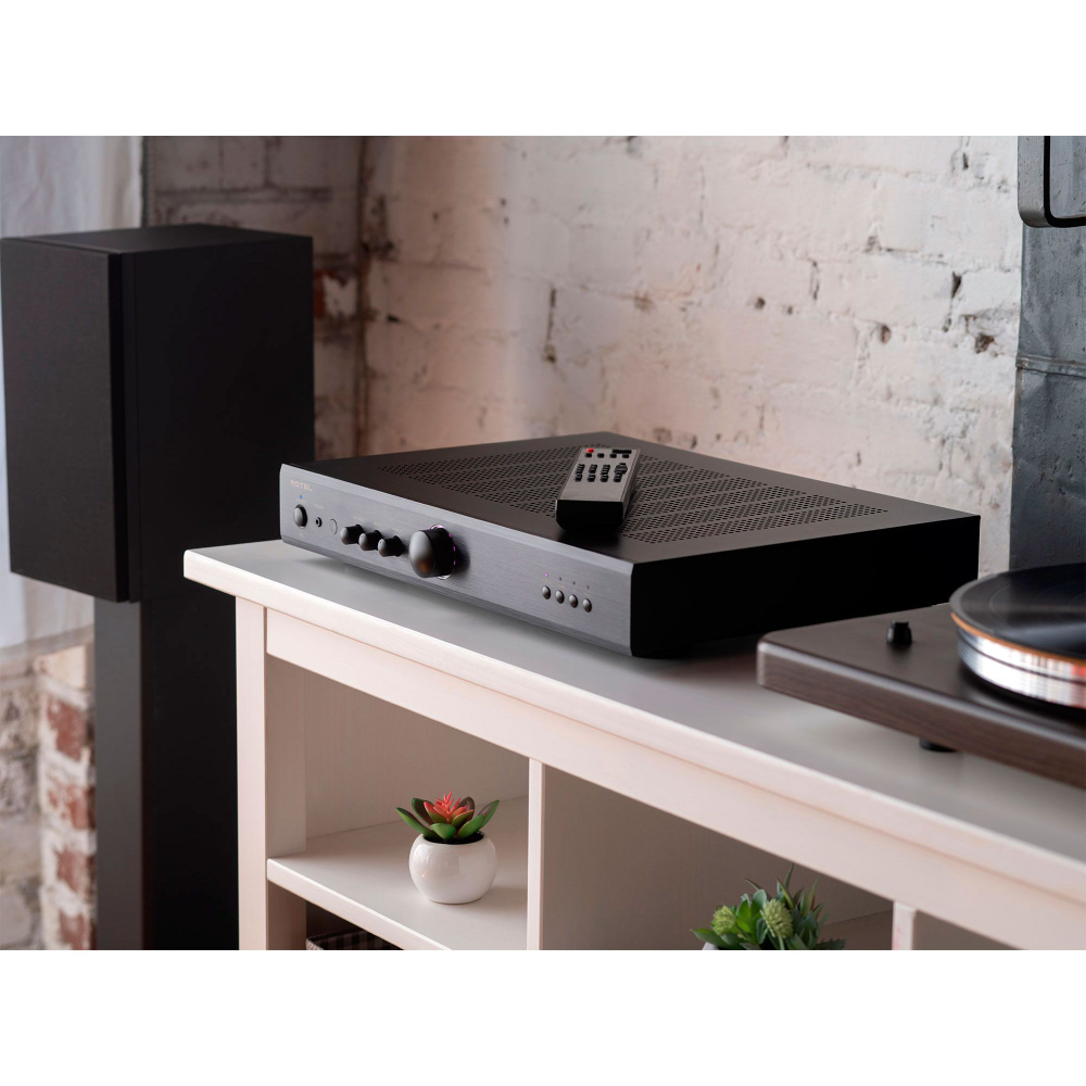Интегральный усилитель Rotel A8 Black