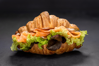 Круассан с норвежской семгой, зеленью и сливочным сыром